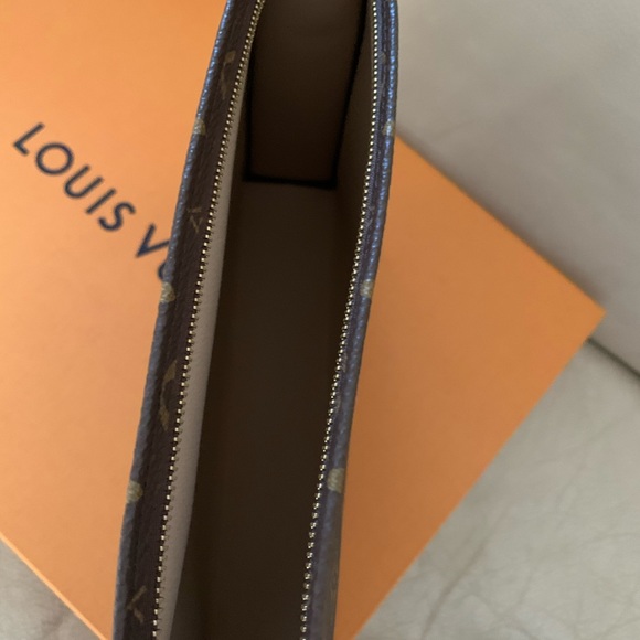 Louis Vuitton Toiletry Pouch 26 - Picture 6 of 10